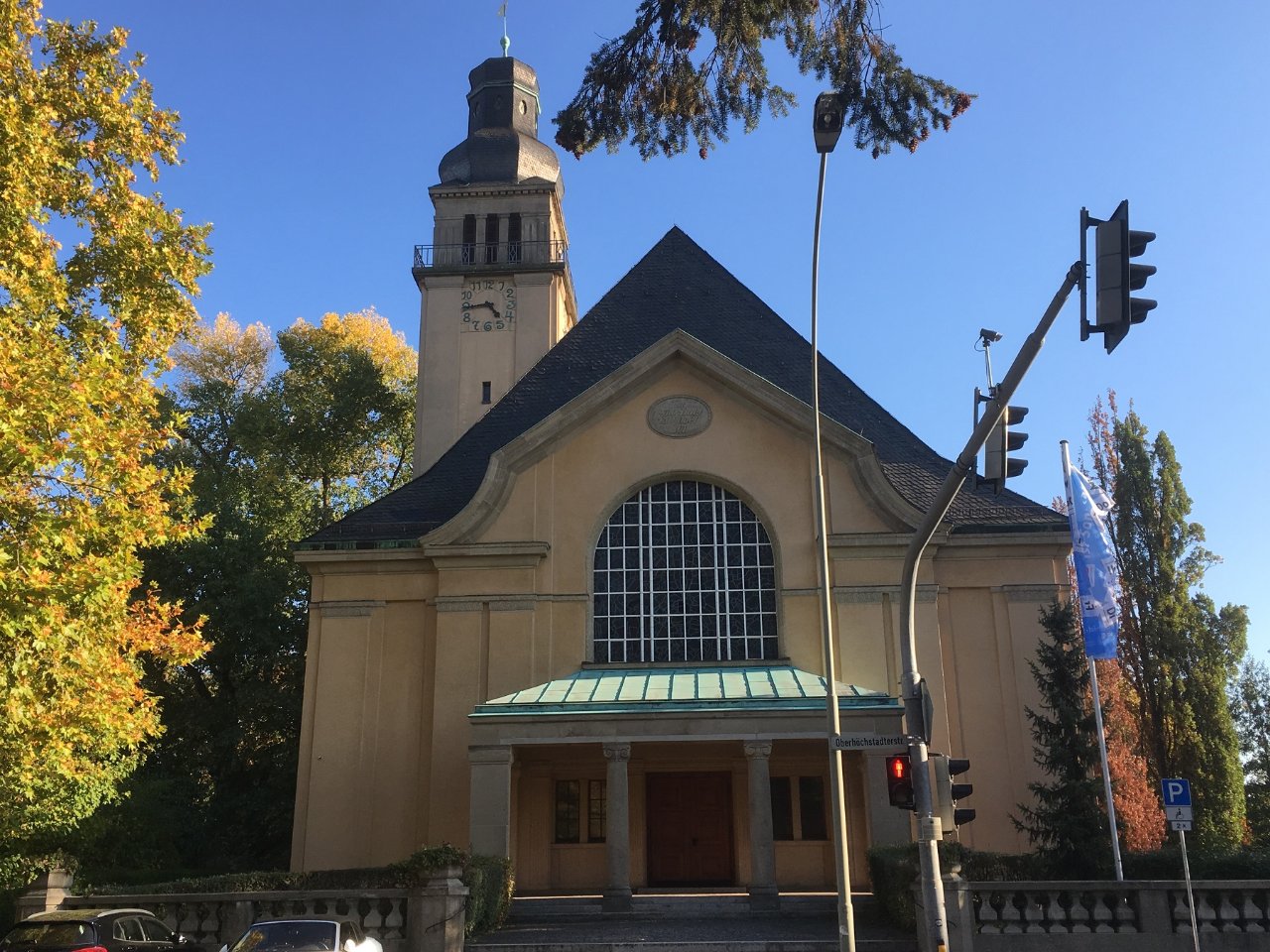 Frontalansicht der Christuskirche und dessen Eingang