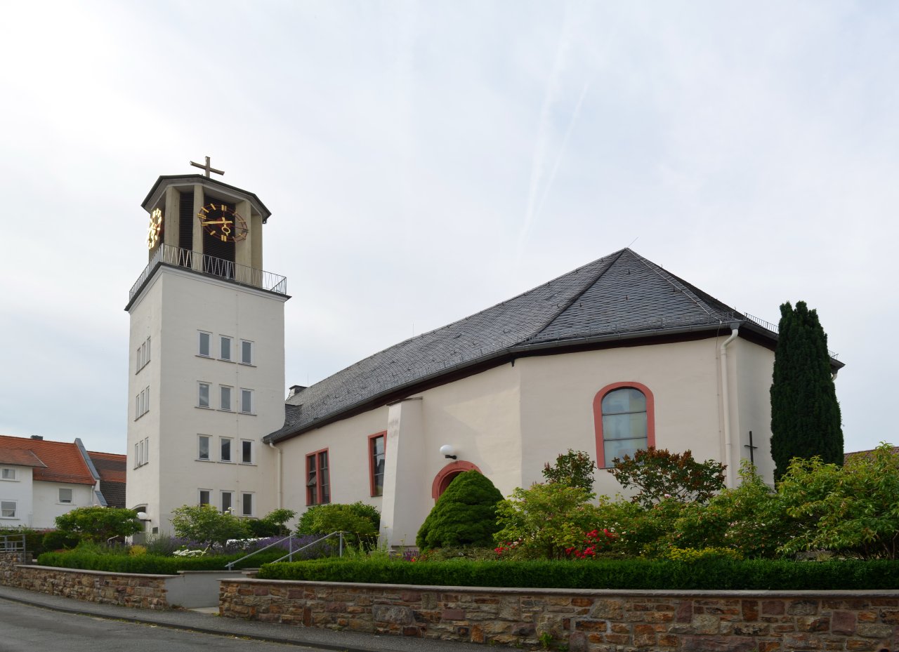 Kirche Oberstedten, Außenansicht mit Kirchgarten