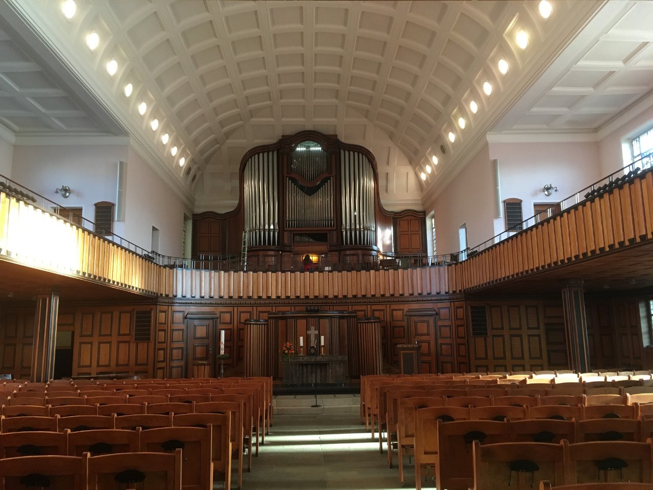 Innenansicht der Christuskirche mit Blick auf die Orgel
